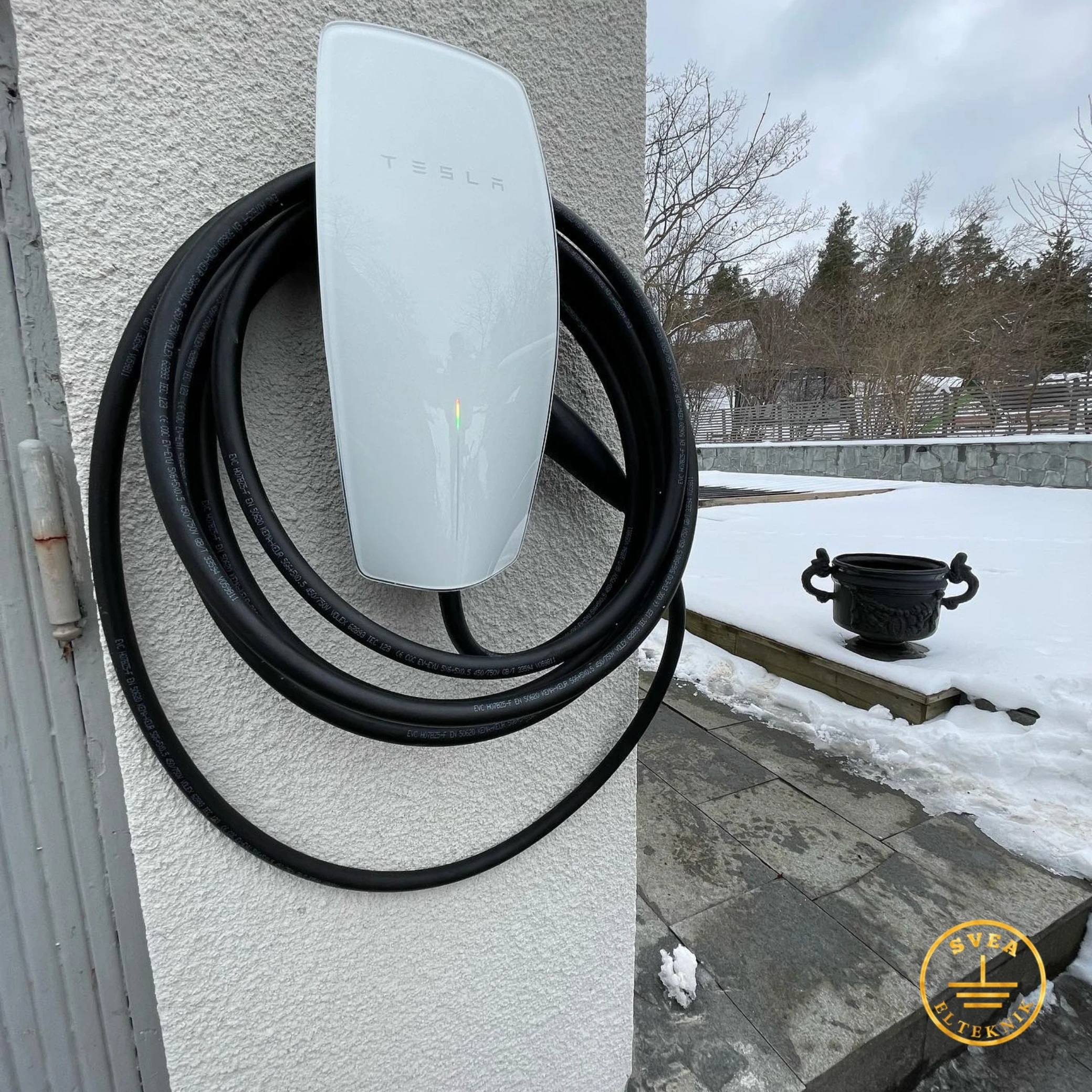 Installerad Tesla laddbox vid villa – arbete utfört av Svea Elteknik